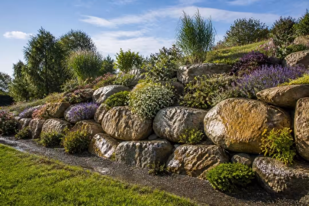 découvrez comment aménager un talus en pierre avec de l'enrochement pour allier esthétique et durabilité dans votre jardin.