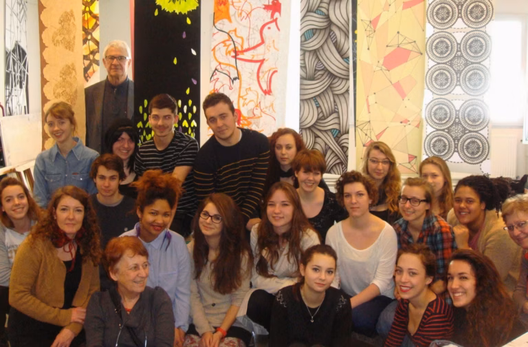 Initiation au théâtre pour les jeunes : un atelier créatif et ludique